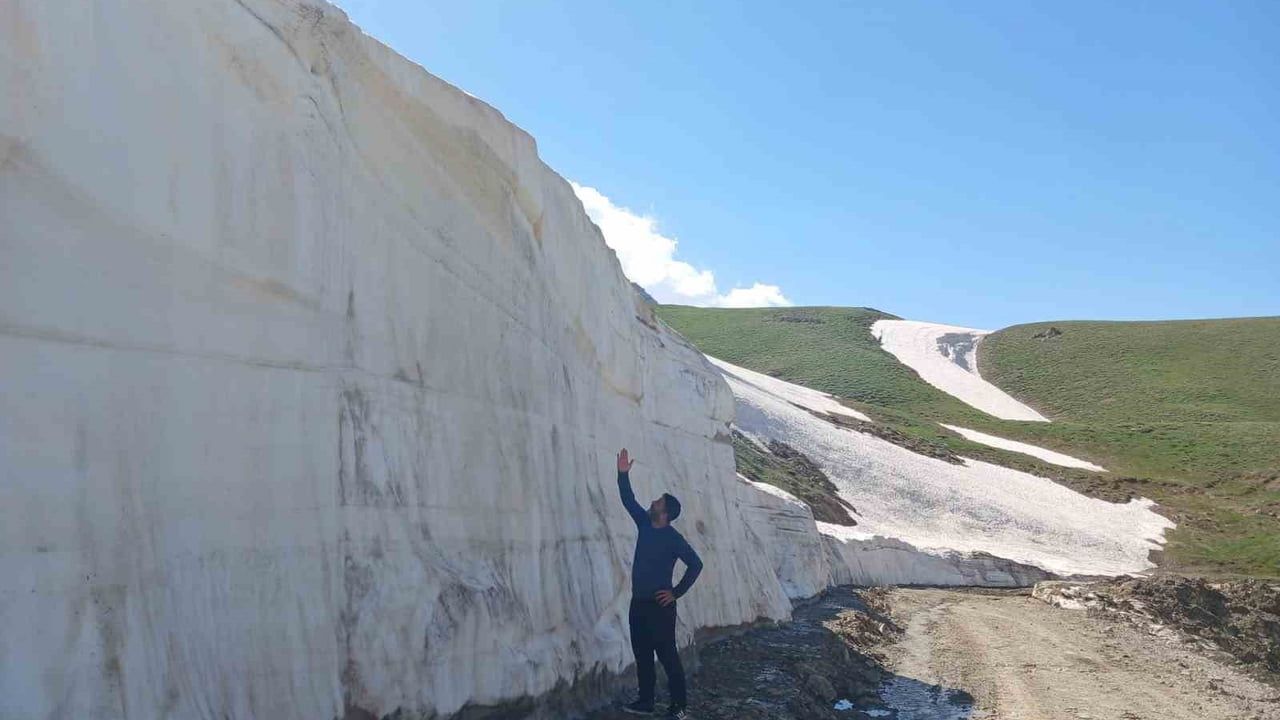 Hakkari'de Berçelan Yaylası'nda Haziran ayında 5 metreyi bulan kar yığınları