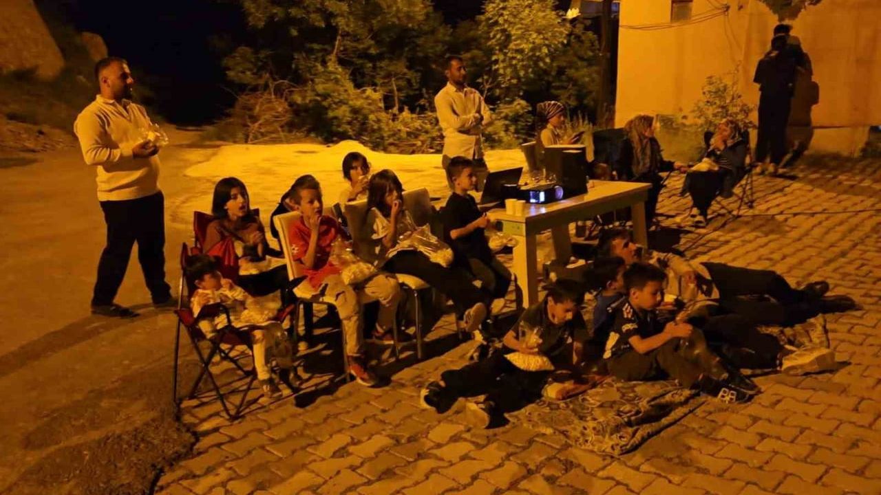 Hakkari’de dev ekranda sinema keyfi