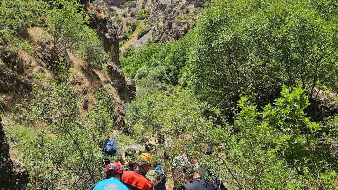 Hakkâri'de kayalıklardan düşen vatandaş AFAD ve UMKE tarafından kurtarıldı