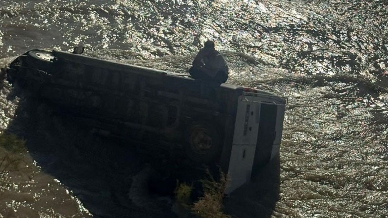 Hakkari'de Minibüs Zap Suyu'na Düştü; Sürücü Sabah Şantiye Çalışanları Tarafından Kurtarıldı