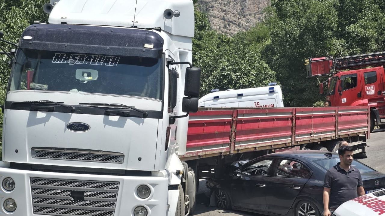 Hakkâri’de otomobil tıra çarptı: 1 yaralı