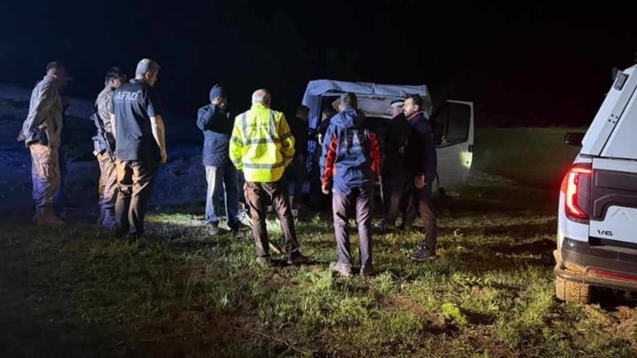 Hakkâri'de pancar toplarken mahsur kalan 8 kişi kurtarıldı