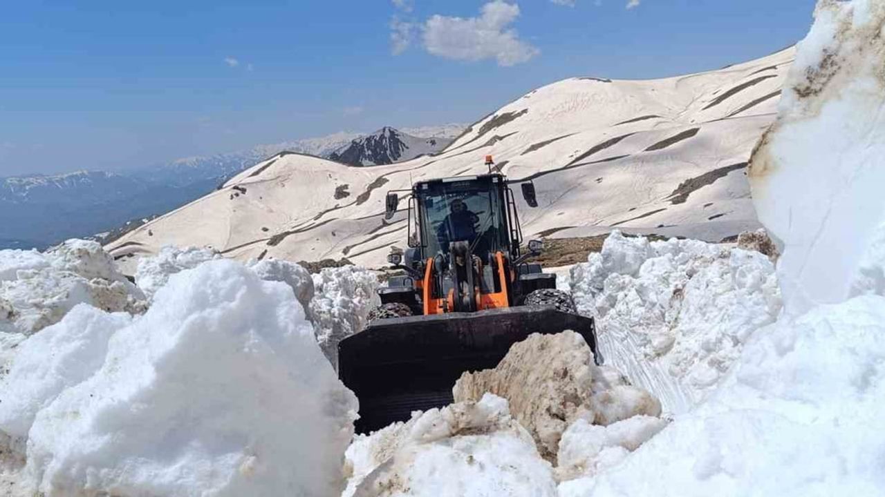 Hakkari’de Yaz Mevsiminde Karla Mücadele: Pınarca–Yalınca Alternatif Yolu Açılmaya Çalışılıyor