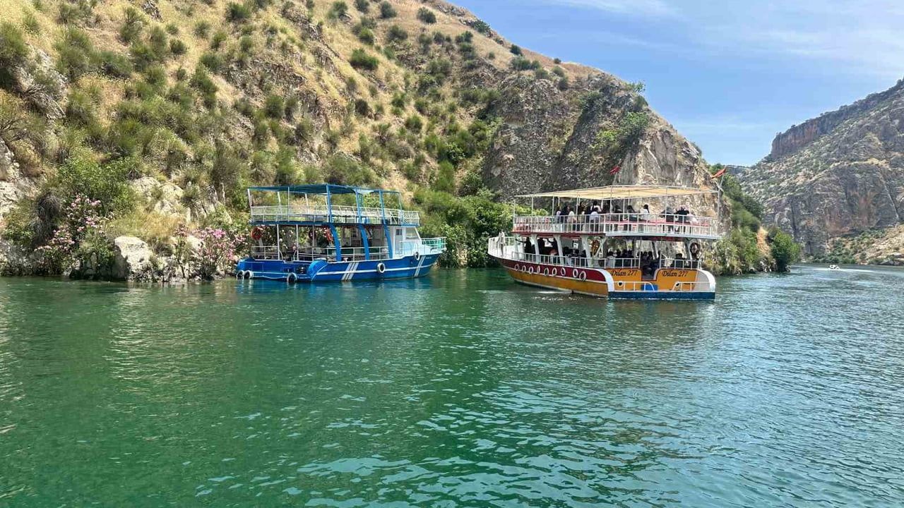 Halfeti'de sürüklenen gezi teknesindeki turistler jandarma tarafından tahliye edildi