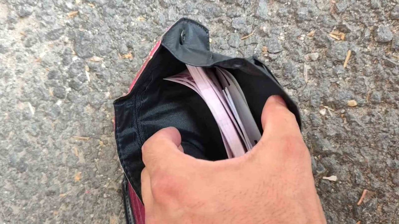 Halı yıkamacısı battaniyenin içinden çıkan 20 bin lirayı sahibine teslim etti