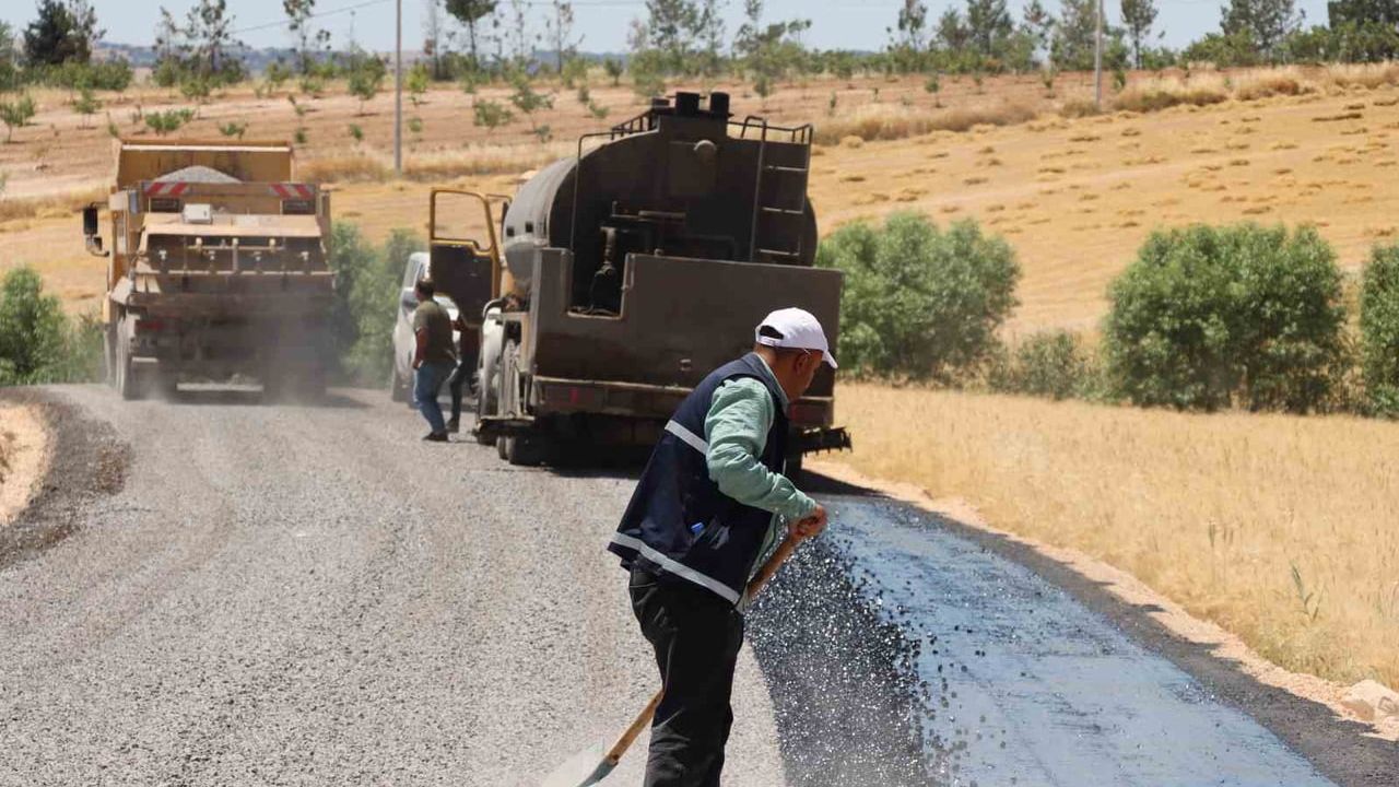 Haliliye kırsalında yollar sathi asfaltla yenileniyor