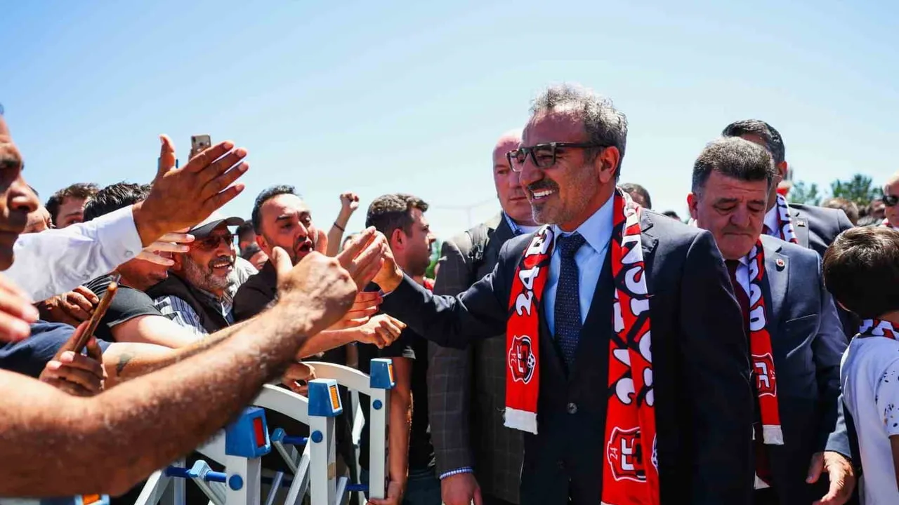 Hamdi Ulukaya memleketi Erzincan'da coşkuyla karşılandı