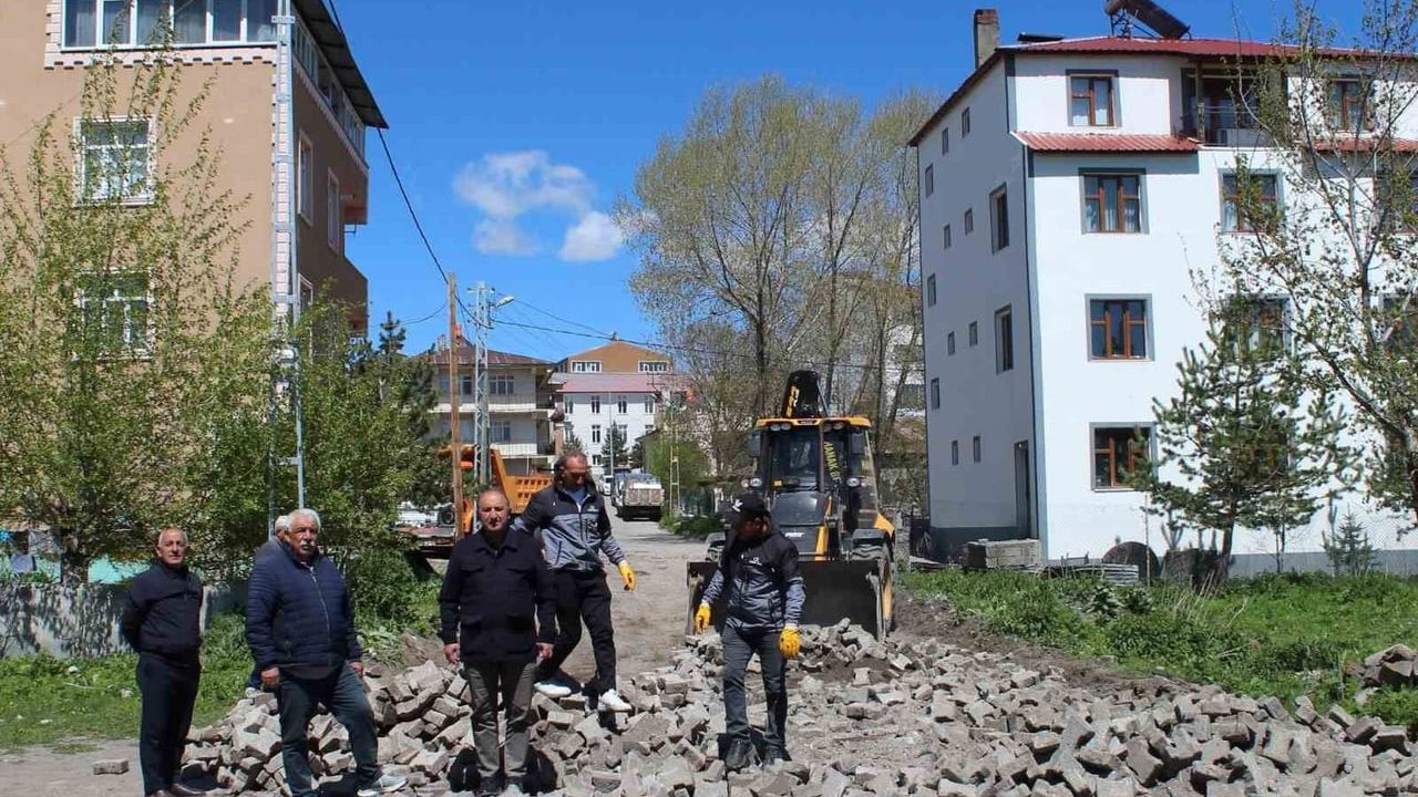 Hanak ilçesinde kilit parke çalışmaları başladı