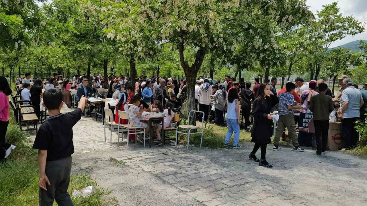 Hasköy'de Fatih Sultan Mehmet İmam Hatip Ortaokulu'ndan Gazze yararına yılsonu hayır panayırı