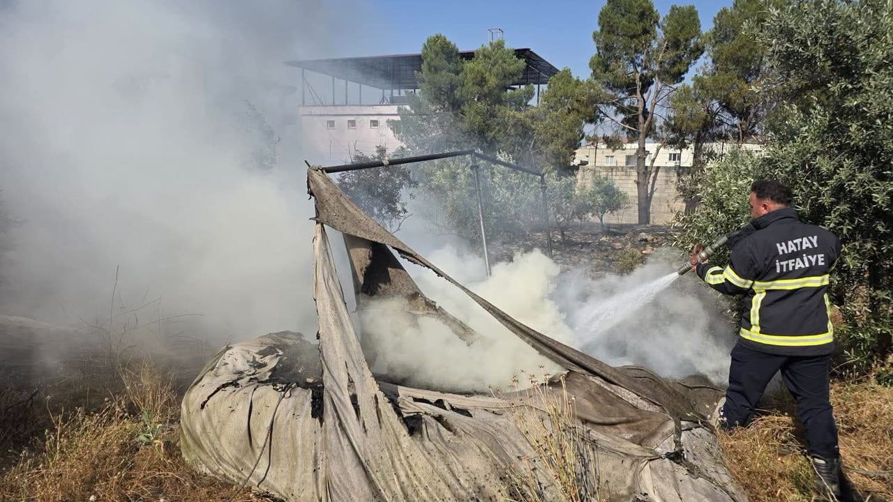 Hassa’da bahçe yangını itfaiye ekiplerinin müdahalesiyle kontrol altına alındı