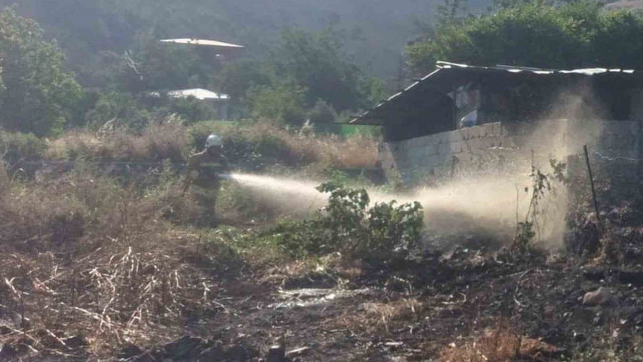 Hassa'da bahçe yangını itfaiyenin müdahalesiyle kontrol altına alındı