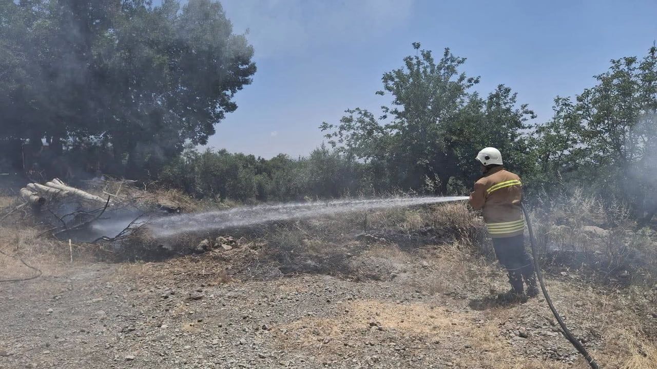 Hassa’da otluk alanda yangın itfaiye ekiplerince söndürüldü