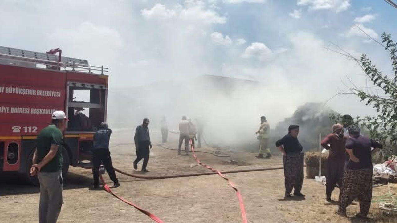 Hassa'da samanlık yangını itfaiye tarafından kontrol altına alındı