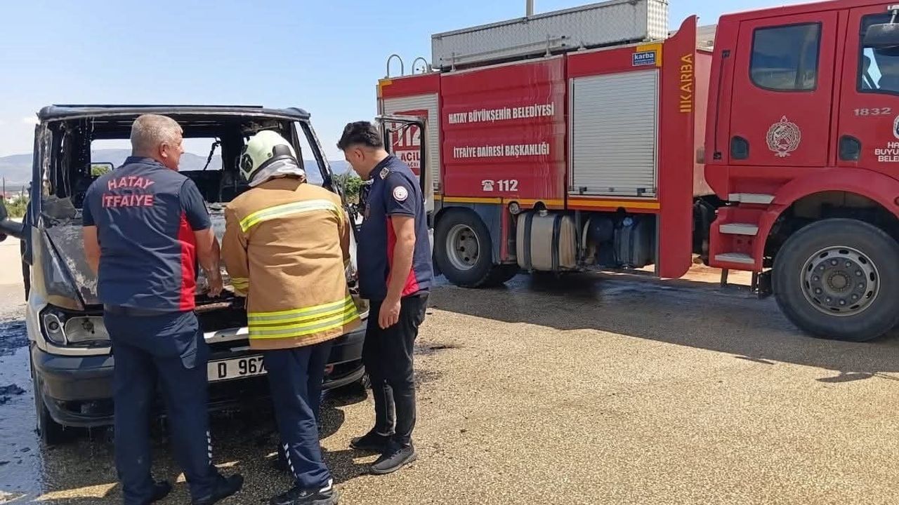 Hassa'da seyir halindeki minibüs motor yangını sonrası kullanılamaz hale geldi