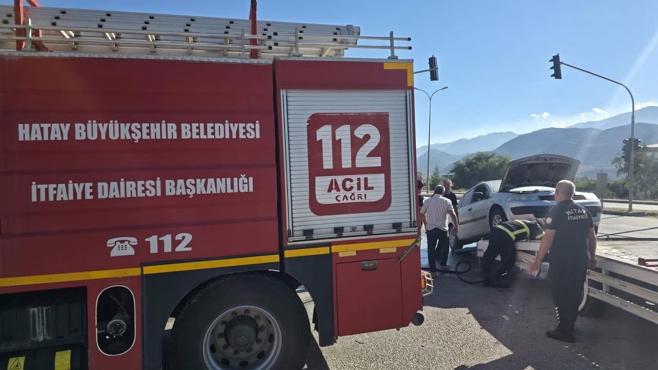 Hassa’da seyir halindeyken otomobilin motorunda yangın çıktı