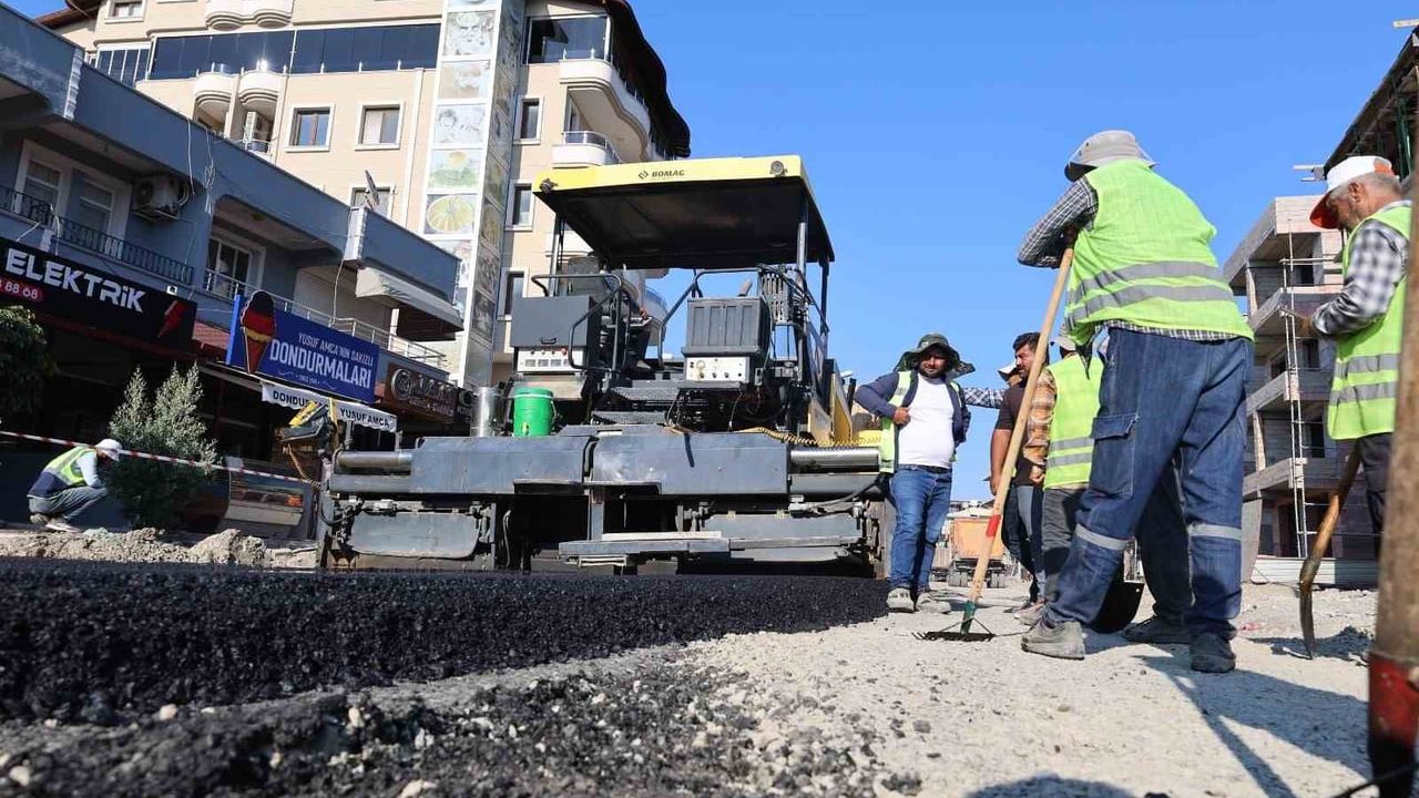 Hatay Büyükşehir Belediyesi, Arsuz'da 800 metrelik beton asfalt serimini tamamladı