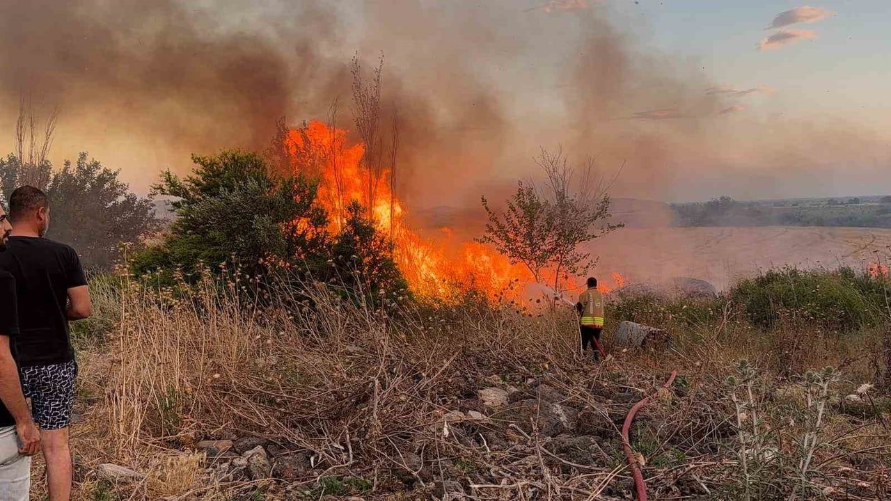 Hatay’da anız yangını itfaiye ekiplerince kontrol altına alındı