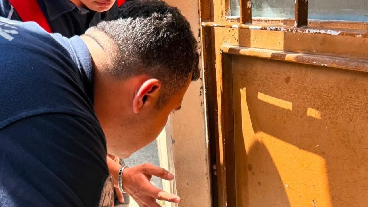 Hatay'da demir kapıya sıkışan çocuğun parmağı itfaiye tarafından kurtarıldı