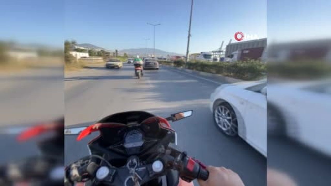 Hatay’da devrilen tır yolu trafiğe kapattı, uzun araç kuyruğu oluştu