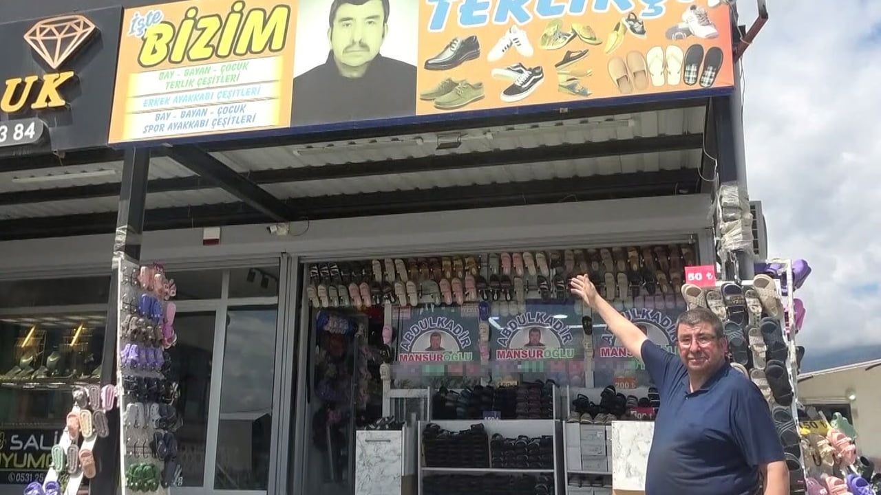 Hatay'da eşi depremde hayatını kaybeden esnaf, müşteriler için vesikalık fotoğrafını dükkânının önüne astı