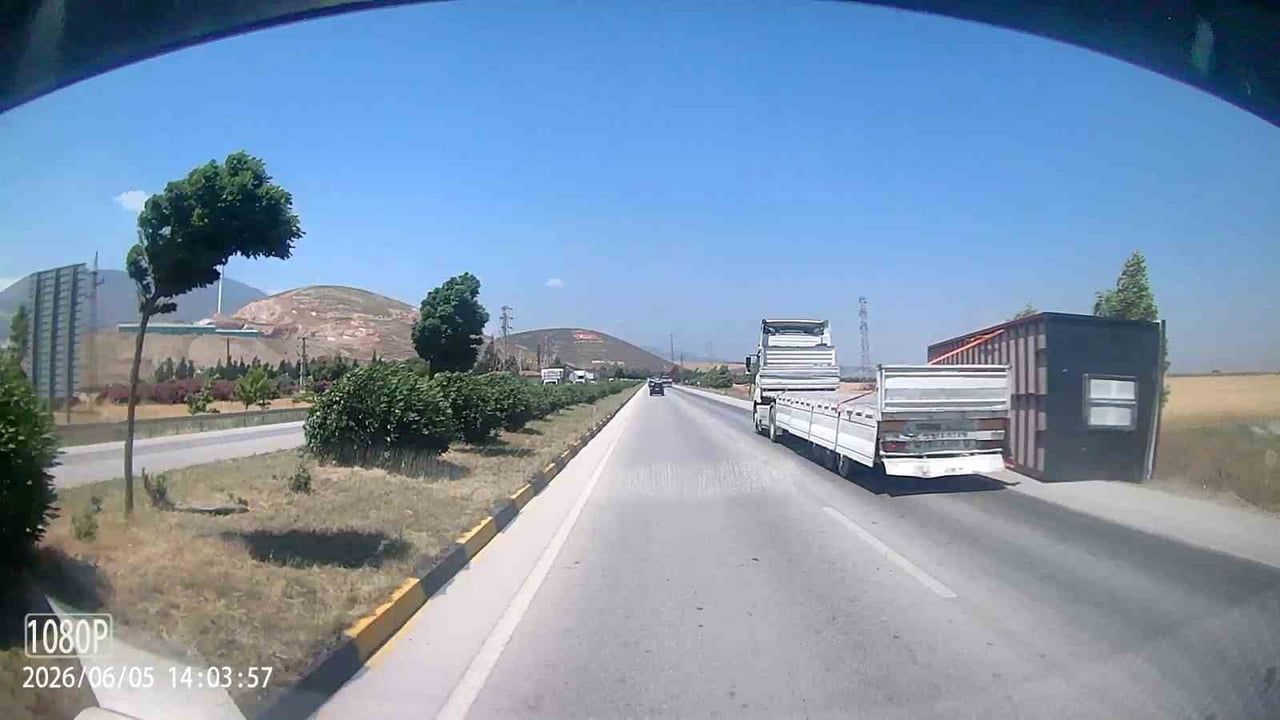 Hatay'da fırtına tırdaki konteyneri uçurdu — O anlar araç kamerasında