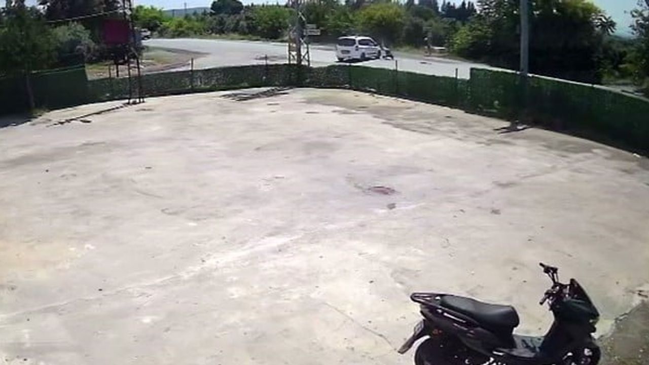 Hatay'da hafif ticari araca saplanan motosikletteki iki kişi yaralandı