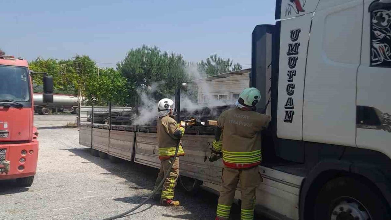 Hatay'da park halindeki tırda dorsesindeki sıcak demir alev aldı, yangın söndürüldü