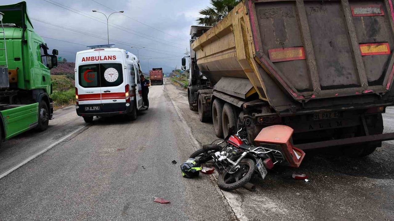 Hatay’da Payas-İskenderun Karayolu’nda Hafriyat Kamyonu ile Motosiklet Çarpıştı: Sürücü Yaralandı
