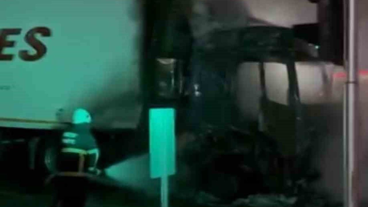 Hatay'da seyir halindeki tır yandı ve kullanılamaz hale geldi