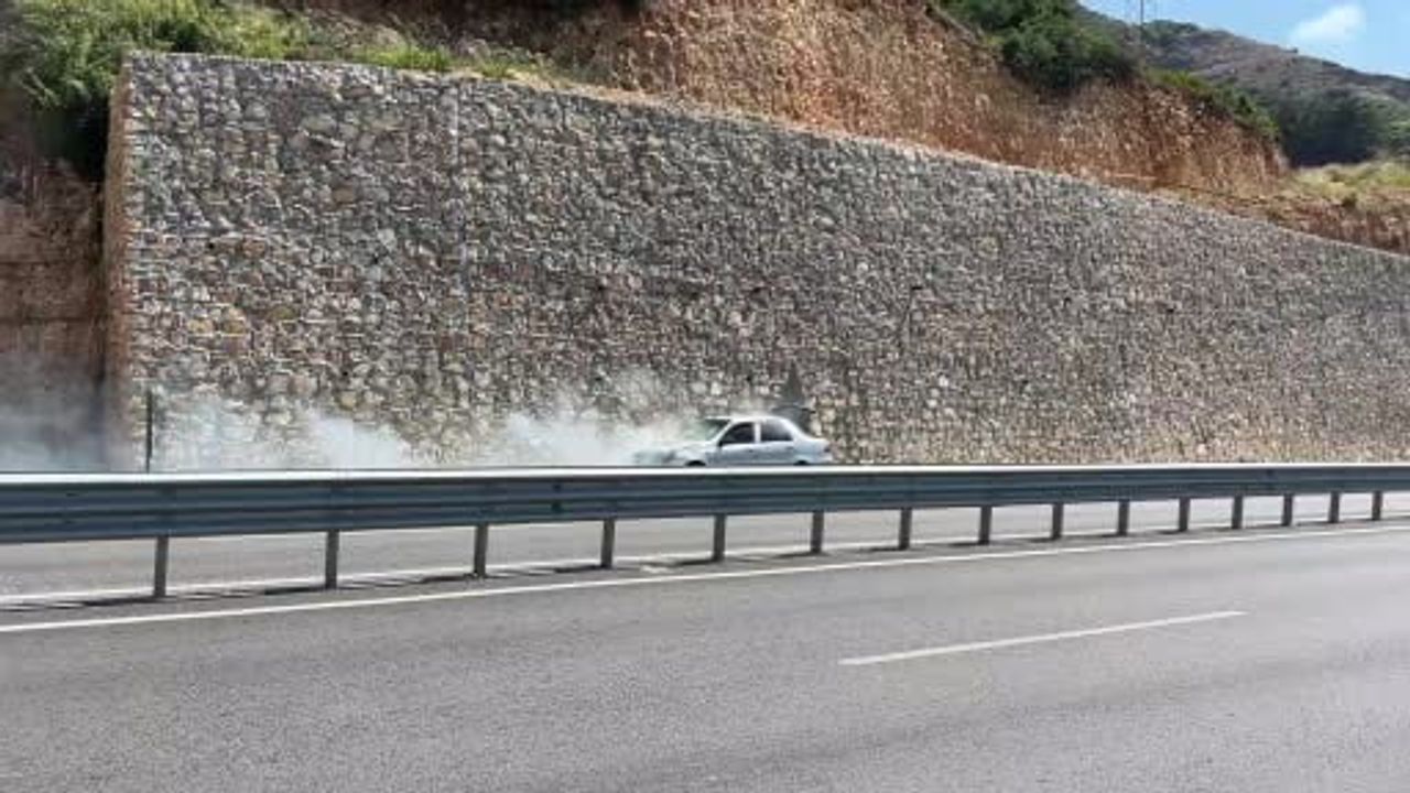 Hatay'da seyir halindeyken motoru alev alan Fiat Albea kullanılamaz hale geldi