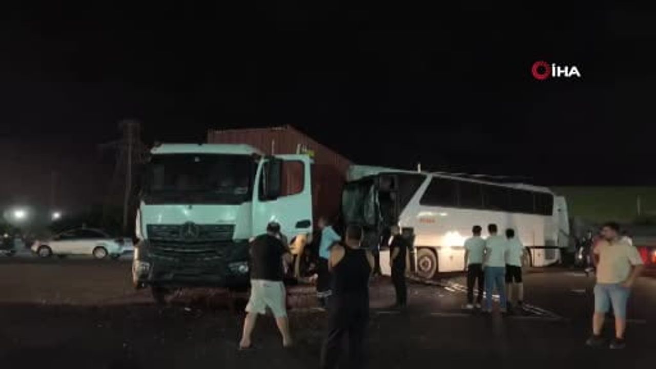 Hatay'da tır ile işçi servisinin çarpışması: 12 yaralı