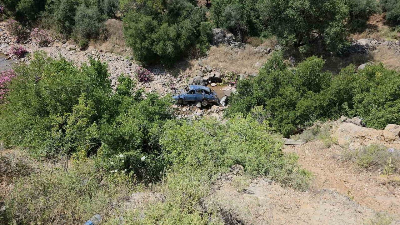 Hatay'da uçurumdan yuvarlanan otomobilin sürücüsü yaralandı