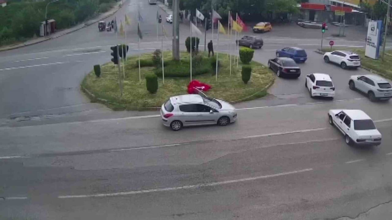 Hatay Dörtyol'da İpin Kopmasıyla Düşen Türk Bayrağı 1 Dakika İçinde Vatandaşlarca Kaldırıldı