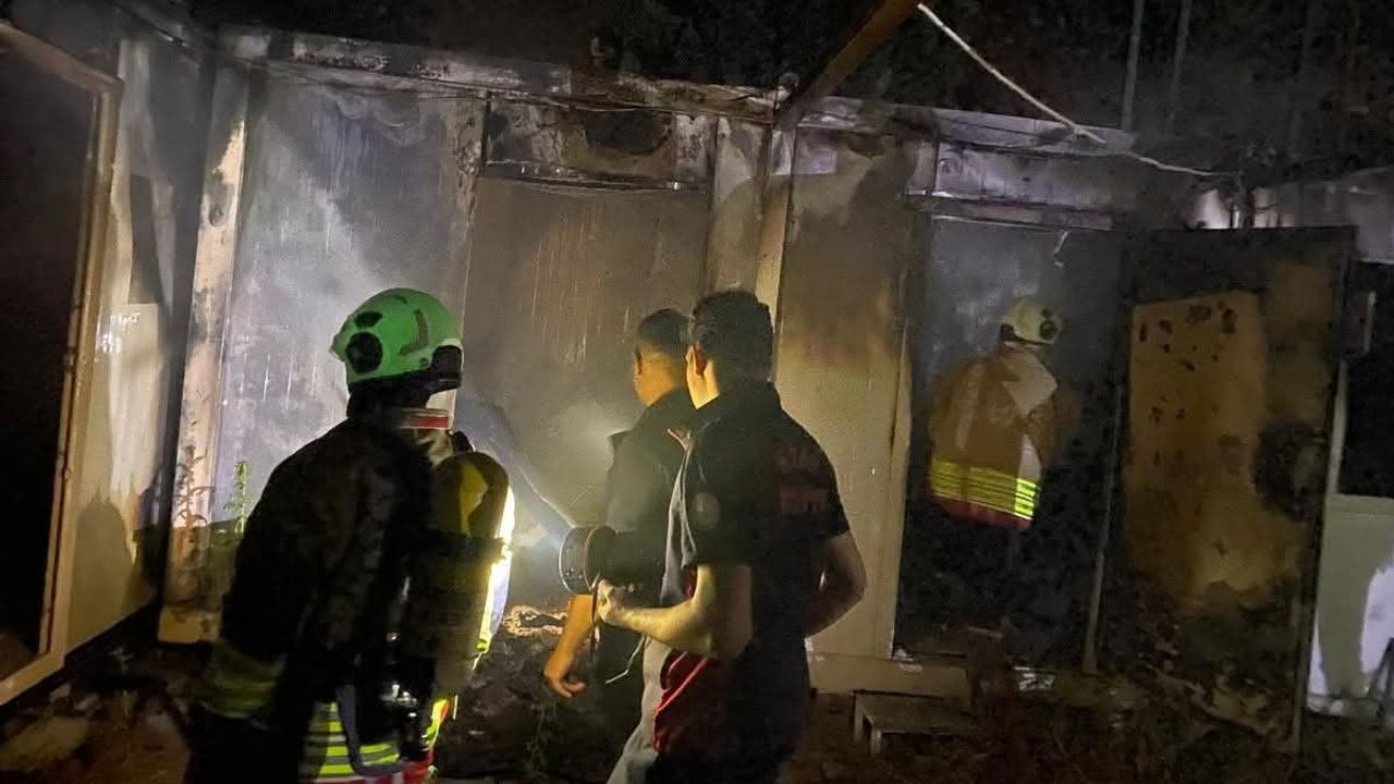 Hatay Kırıkhan'da konteyner yangını: Menderes Mahallesi'nde konteyner kullanılamaz hale geldi
