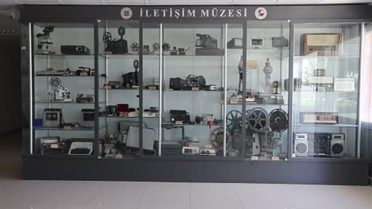 Hayatını öğrencilere adadı, fakülteye iletişim müzesi kurdu