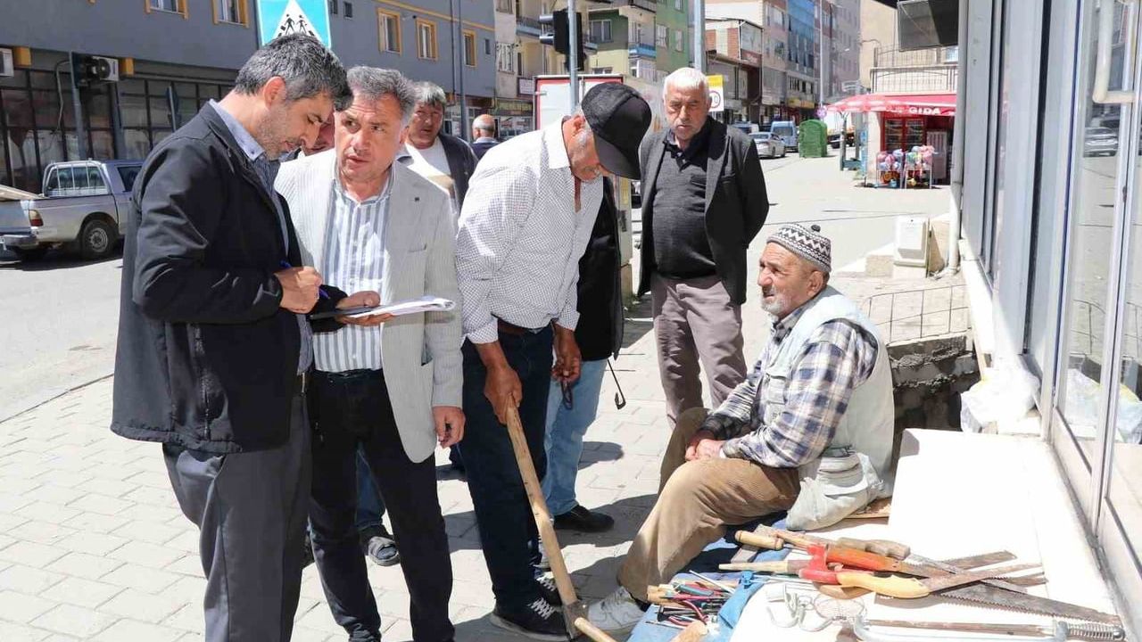Hayırsever iş insanı kaldırımda satışa çıkarılan tarım aletlerini satın aldı