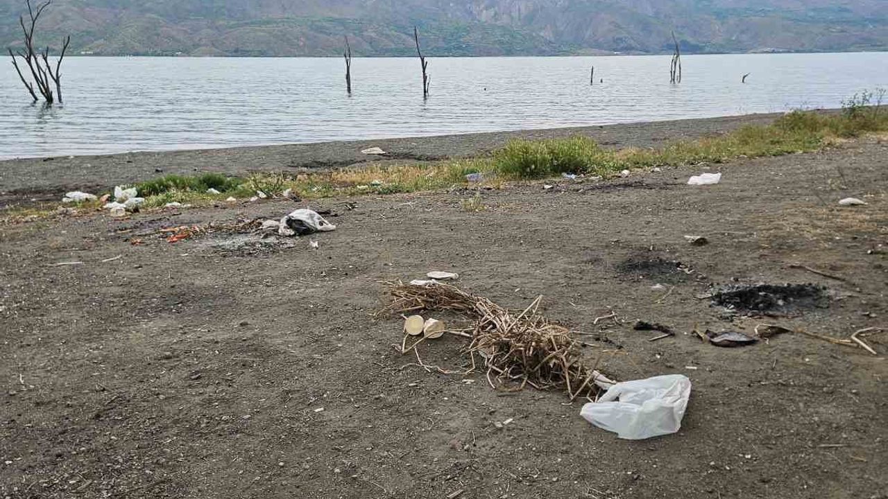 Hazar Gölü'nde Aile Boyu Temizlik: Çevre Haftası'nda Örnek Davranış