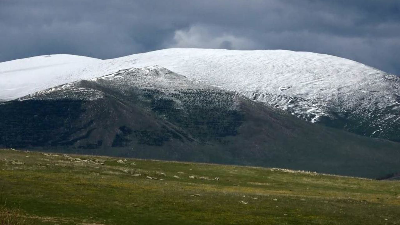 Haziran’da Sahara Geçidi eteklerinde kar görüntüleri: 2.540 metre rakımda kış izleri sürüyor