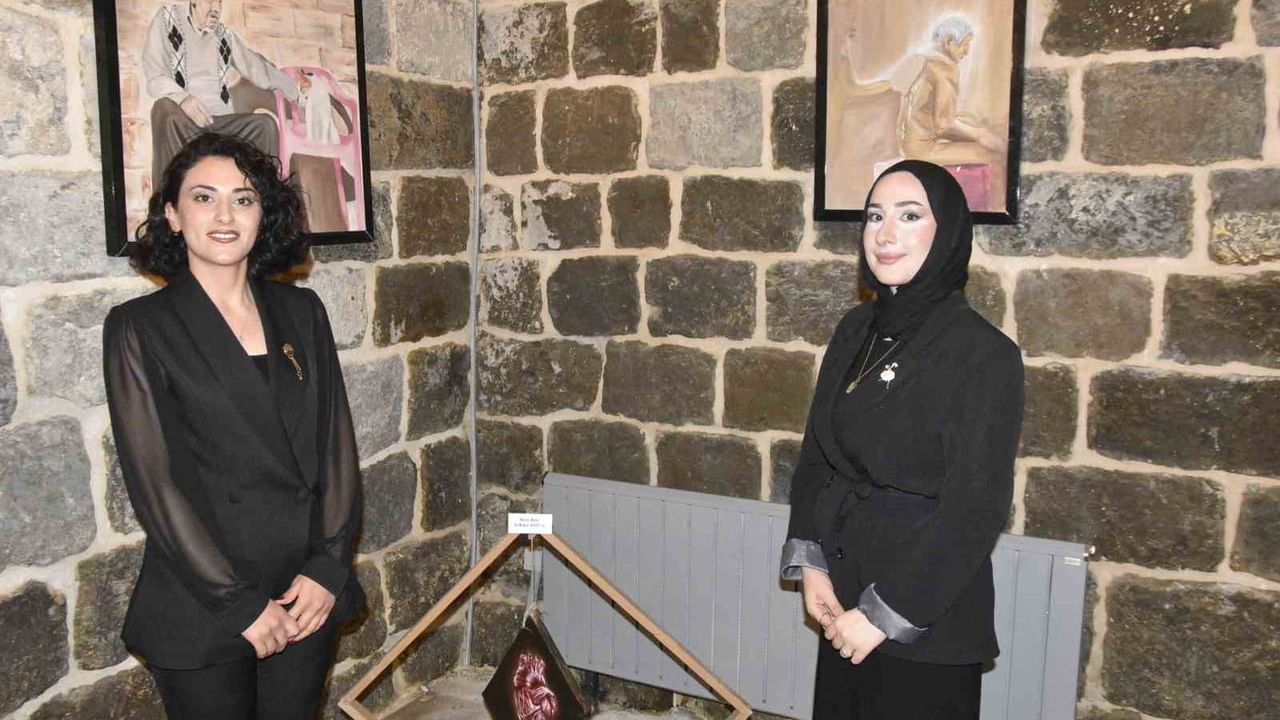 Hazo Hanı'nda BEÜ öğrencilerinin 4 yıllık çalışmalarından oluşan duygu odaklı sergi