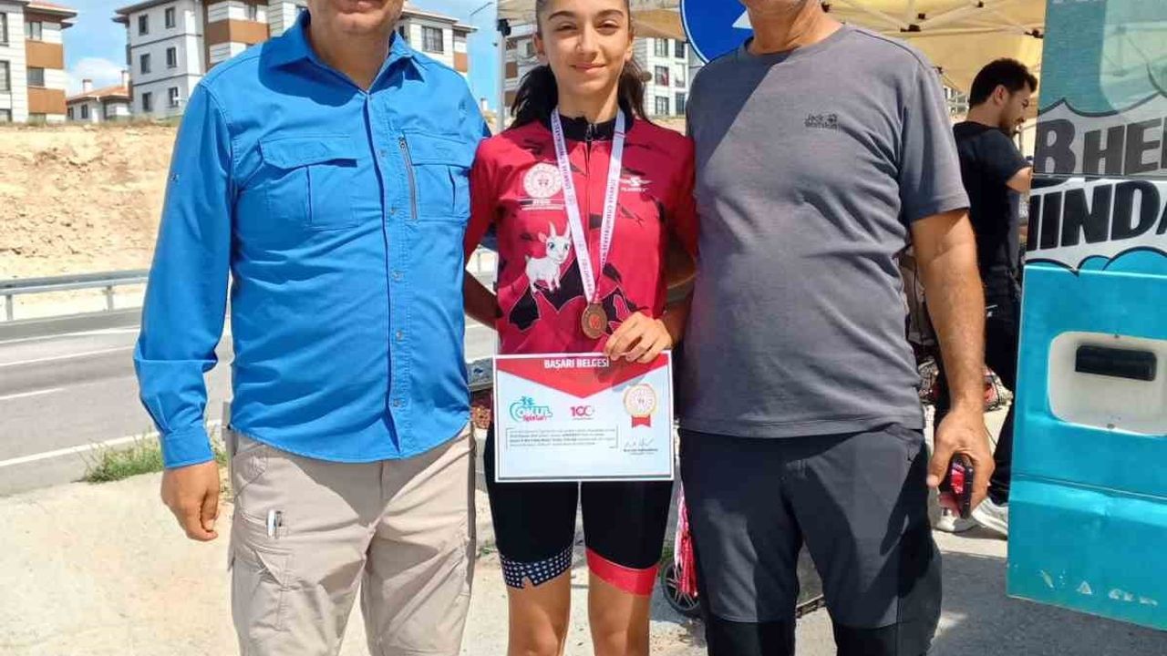Hena Gümüş, Okullar Arası Bisiklet Türkiye Şampiyonası'nda bronz madalya kazandı