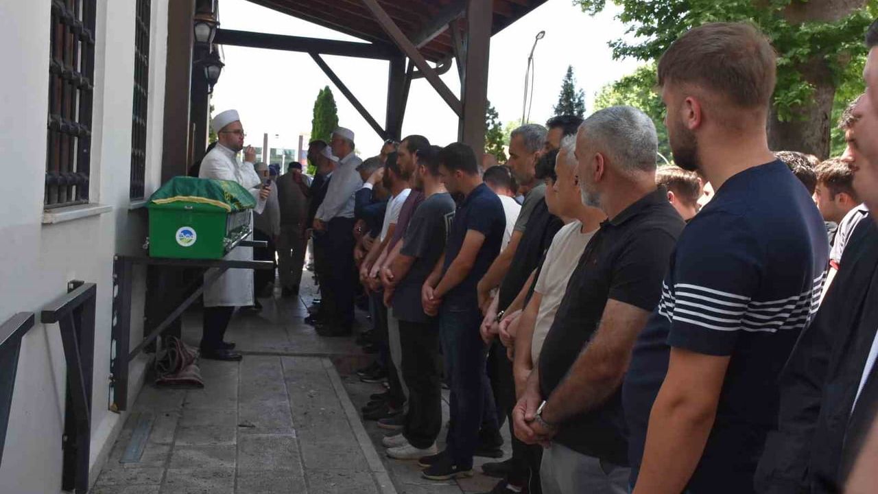 Hendek'te Aksu Deresi'nde akıntıya kapılan 20 yaşındaki Emir Temiz defnedildi