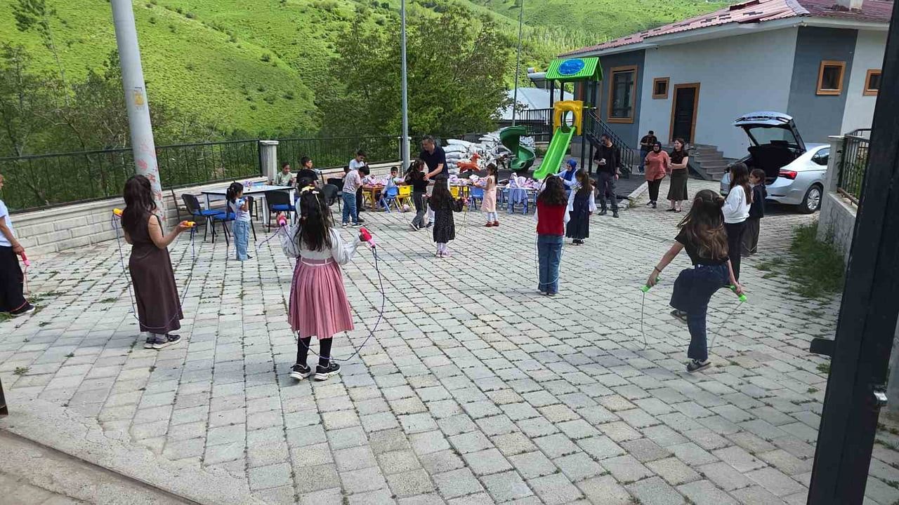 Hepbiriz gönüllüleri Gevaş'ta ilkokul öğrencilerine unutulmaz gün yaşattı