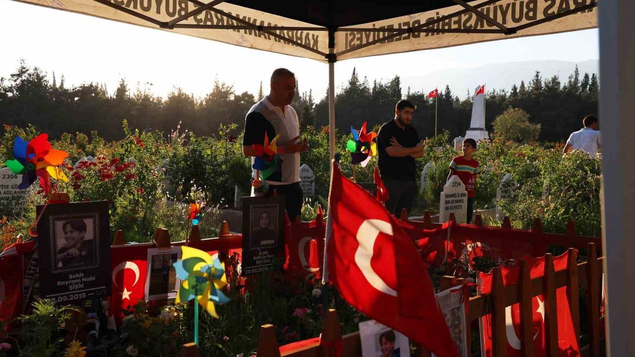 Her gün mezarlığa gelen acılı babalar evlatlarını Babalar Günü'nde de yalnız bırakmadı