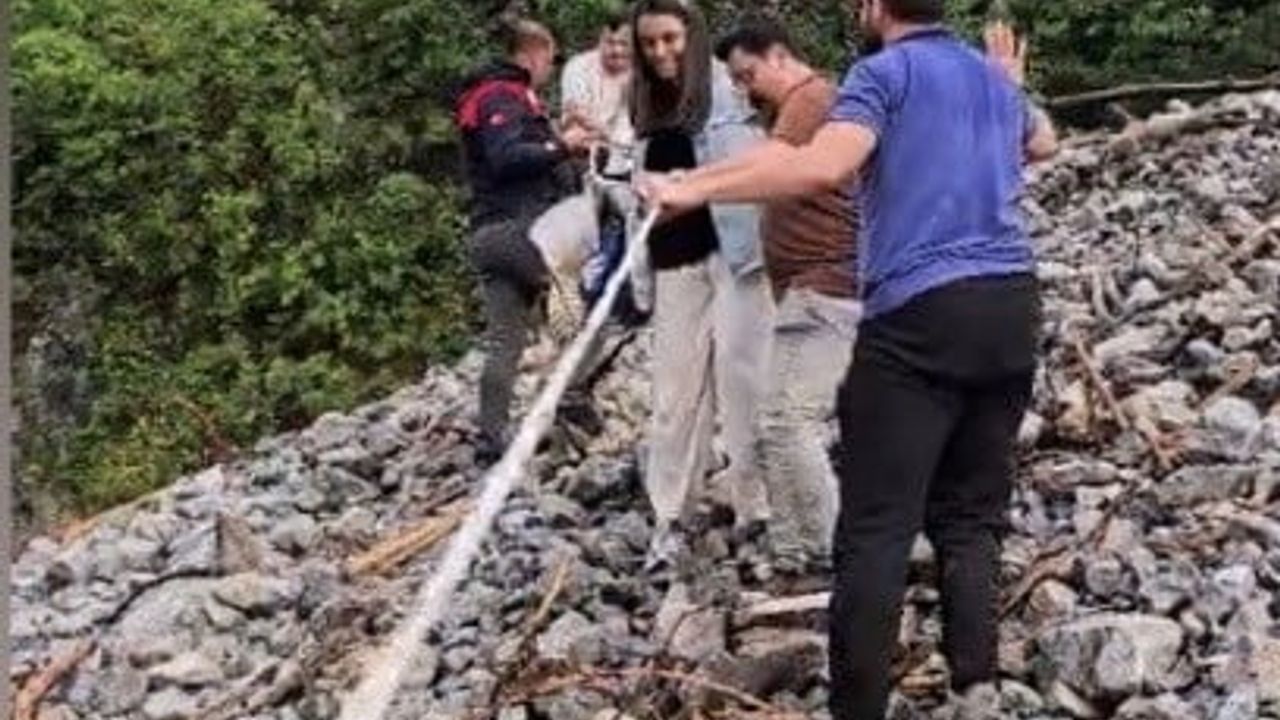Heyelan nedeniyle Düziçi'de Yeşildere köyü yolu kapandı, vatandaşlar halatla karşıya geçti