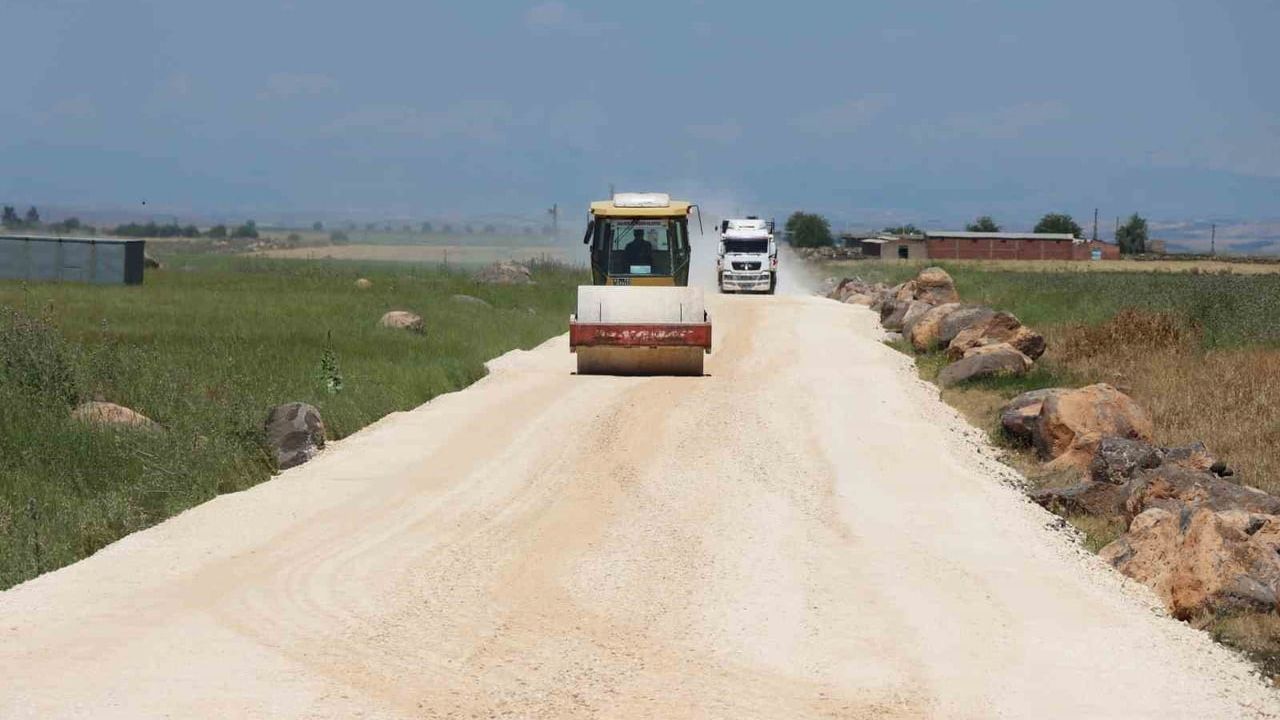 Hilvan kırsalında 6 kilometrelik yol genişletme ve iyileştirme çalışmaları başladı