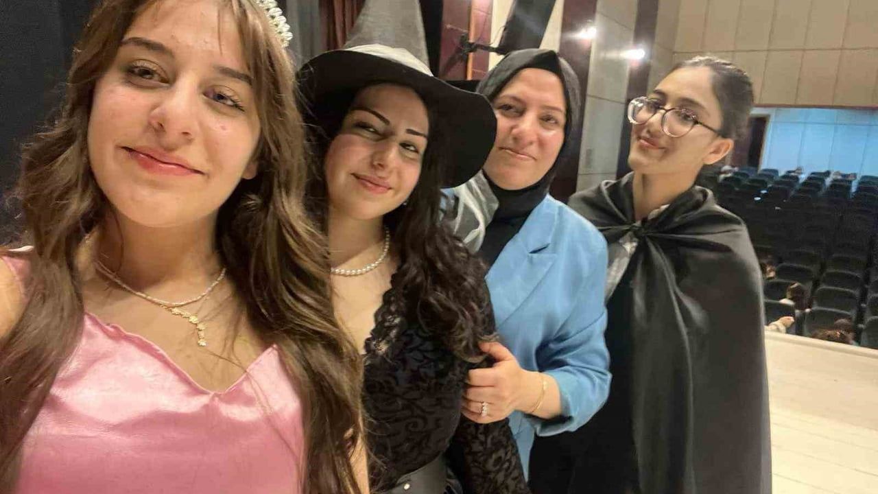 Hınıs’ta masallar sahneye taşındı: genç kızların emeği ayakta alkışlandı