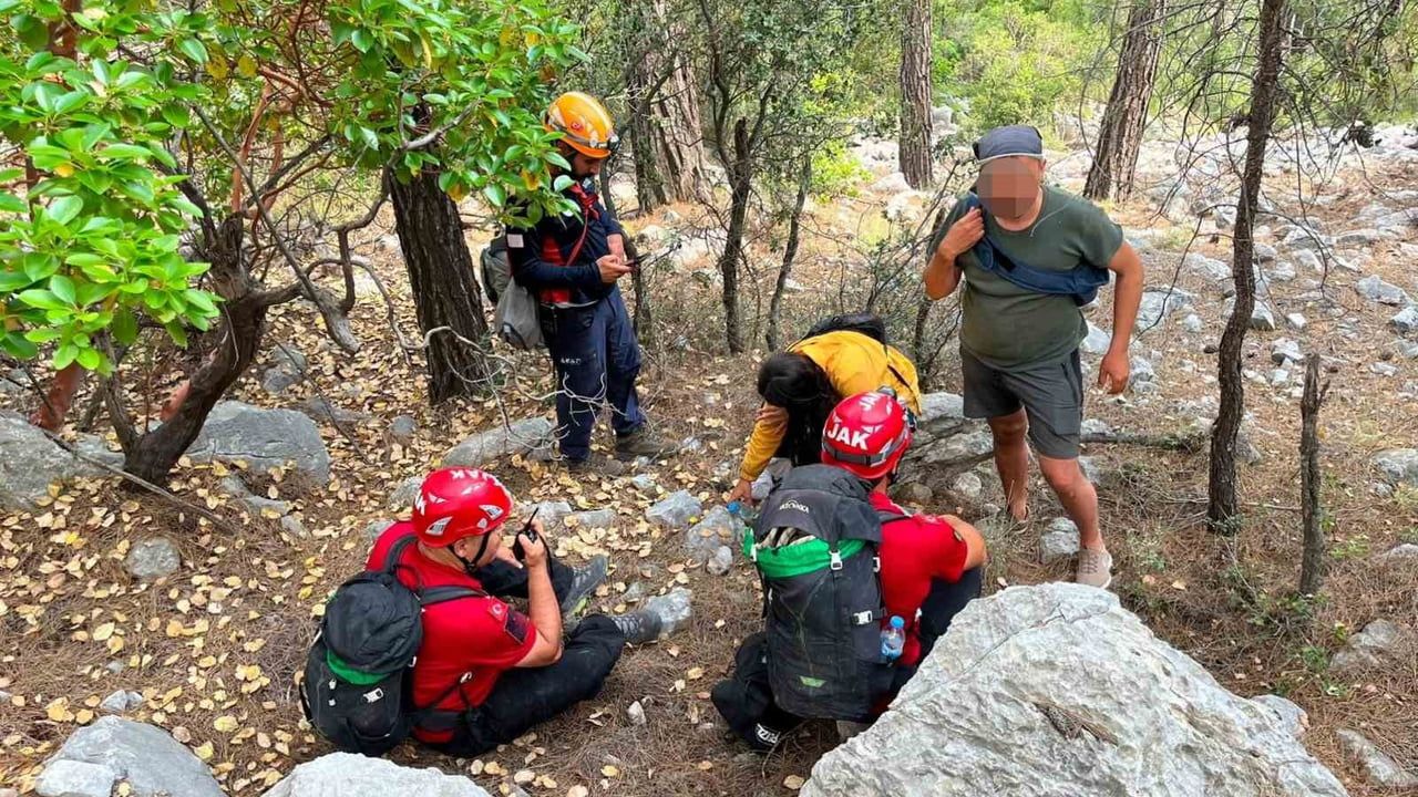 Hisarçandır'da Kral Havuzu'nu merak eden iki kişi SOS ile 10 saat süren operasyonda kurtarıldı