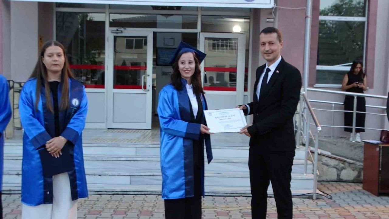 Hisarcık meslek yüksekokulunda 160 öğrenci mezuniyet töreniyle diplomalarını aldı