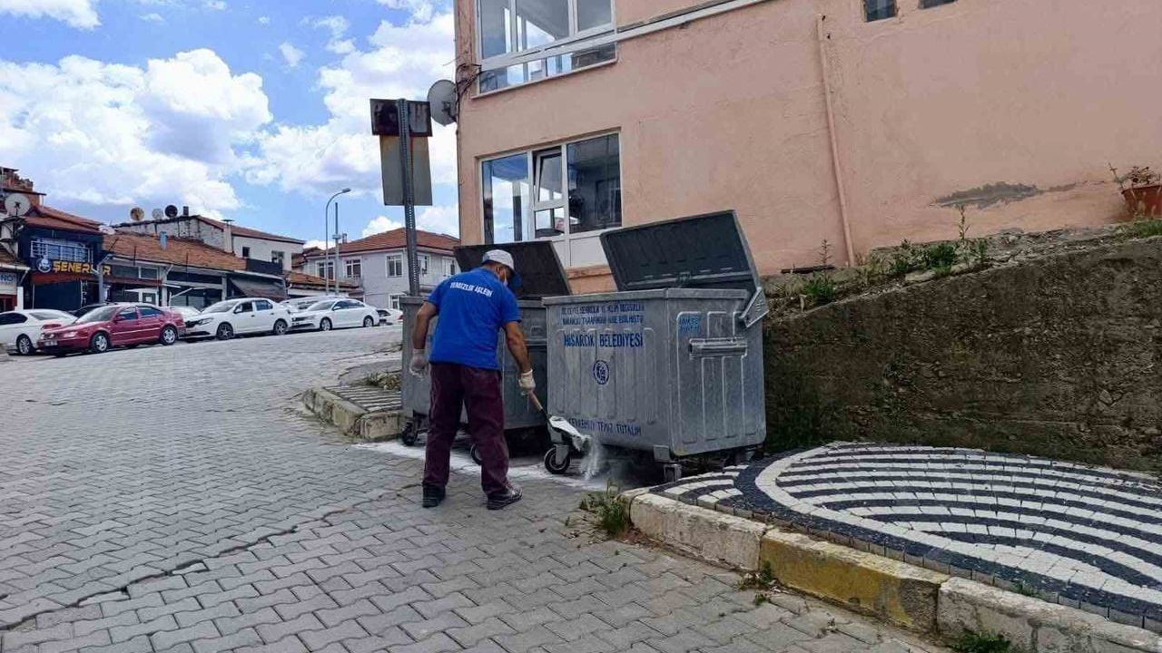 Hisarcık’ta çöp konteynerlerinde kapsamlı temizlik ve dezenfeksiyon çalışması