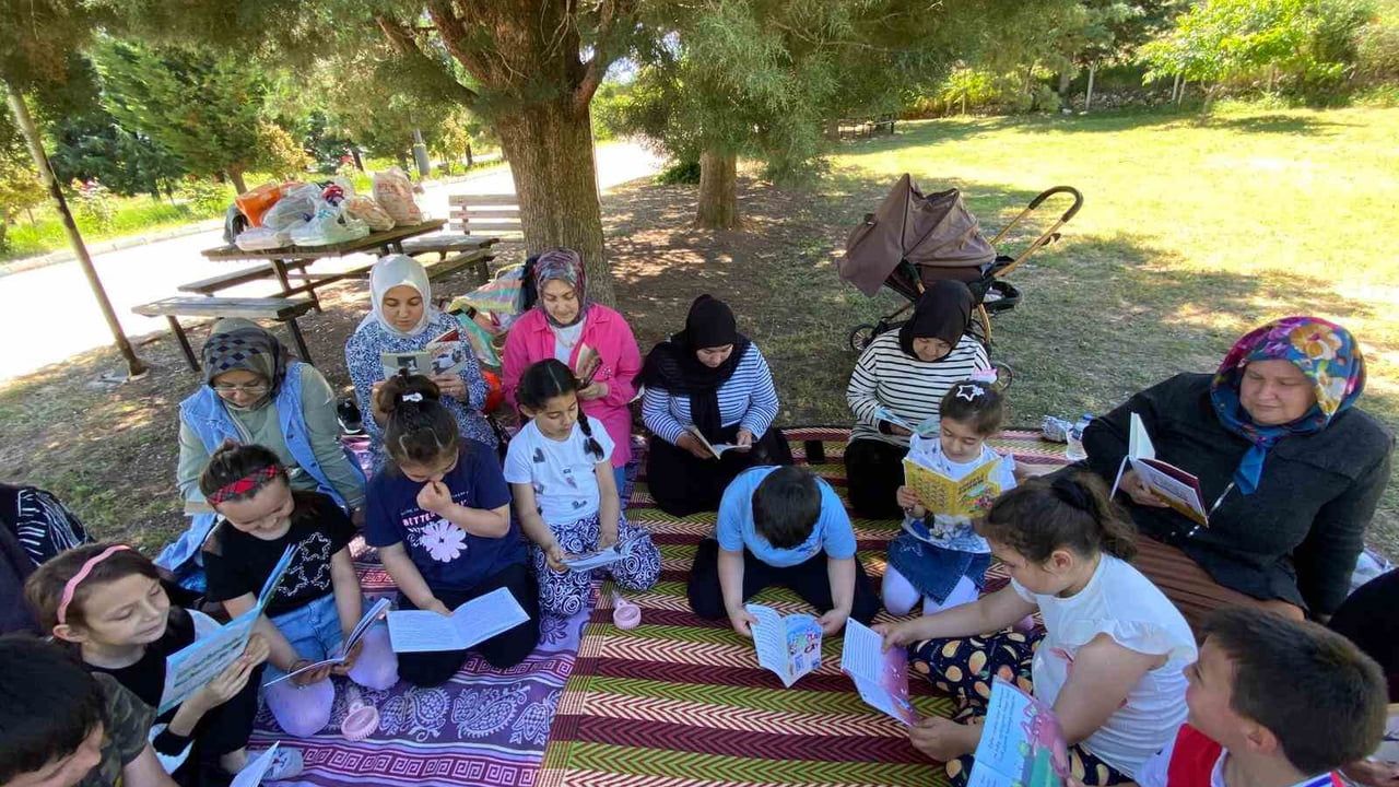 Hisarcık'ta öğrenciler ve veliler doğada kitap okudu